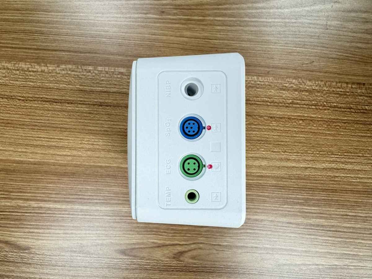 VK6 monitor with sensor ports in ICU setting